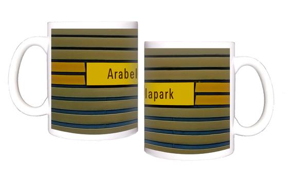 U-Bahnhof Arabellapark Kaffeetasse - schwarze Schrift auf gelbem Streifen, auf blau-braunen Lamellen