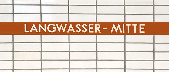 U-Bahn-Tasse Nuernberg Langwasser-Mitte der Linie U1 in der originalgetreuen Stations-Gestaltung - weisser Fliesenspiegel mit weisser Schrift auf braunem Streifen