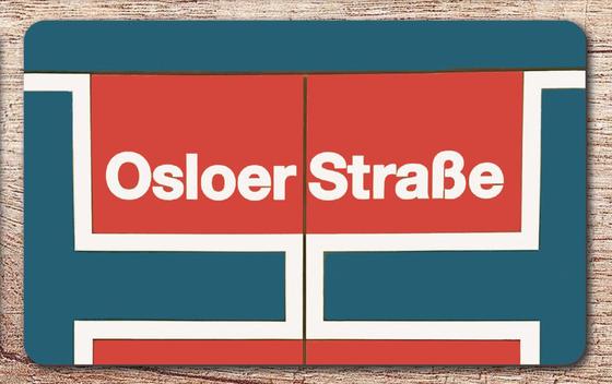 U-Bahnhof Osloer Straße Frühstücksbrettchen - weiße Schrift mit Kreuz der norwegischen Fahne als Hintergrund in blau-weiß-rot