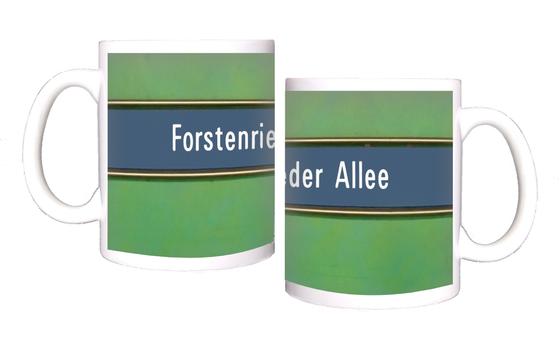 U-Bahnhof Forstenrieder Allee Kaffeetasse - weiße Schrift auf blauem Streifen, mit goldener Umrandung, vor grünem Hintergrund