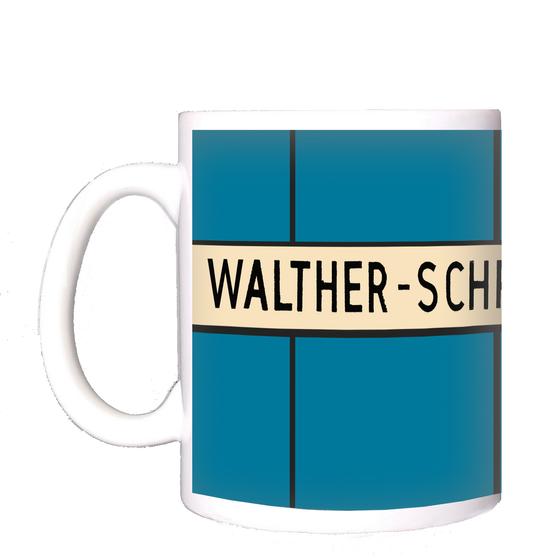 U-Bahn-Tasse Berlin Walther-Schreiber-Platz in der originalgetreuen Stations-Gestaltung bis 2015 - schwarze Schrift auf weißem Streifen vor blauem Hintergrund mit schwarzem Streifen