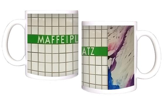U-Bahn-Tasse Maffeiplatz der Nuernberger Linie U1 in der originalgetreuen Stations-Gestaltung - weiße Schrift auf grünem Streifen, Kachelhintergrund mit Wasserfarbengestaltung