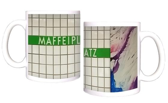 U-Bahn-Tasse Maffeiplatz der Nuernberger Linie U1 in der originalgetreuen Stations-Gestaltung - weiße Schrift auf grünem Streifen, Kachelhintergrund mit Wasserfarbengestaltung