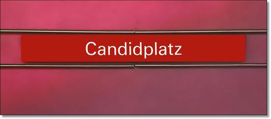 U-Bahnhof Candidplatz Kaffeetasse - weiße Schrift, auf rotem Streifen, schwarz umrandet, vor lila Untergrund