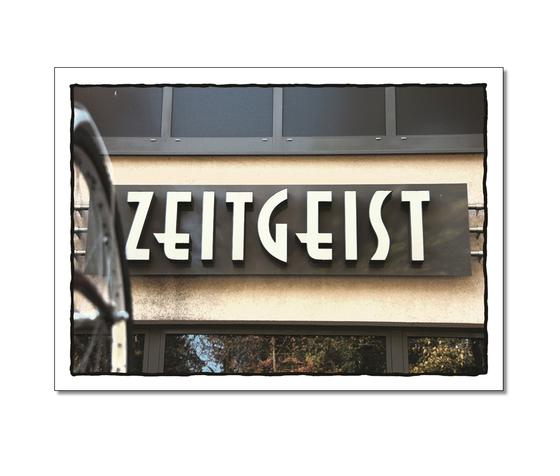 Klassische Postkarte  - Geangige Denkweise. Foto eines Schildes mit der Aufschrift:  Zeitgeist. 