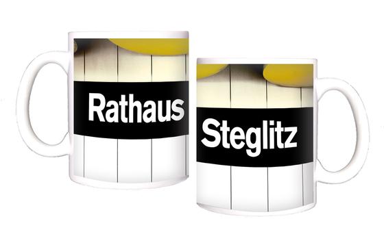 U-Bahnhof Rathaus Steglitz U-Bahn Kaffeetasse - schwarzes Schild mit weißer Schrift zwischen Gleisbett und runder Deckengestaltung