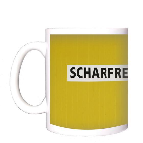 U-Bahn-Tasse Nuernberg Scharfreiterring der Linie U1 in der originalgetreuen Stations-Gestaltung - schwarze Schrift auf weißem Streifen, gelber Streifenbeton Hintergrund