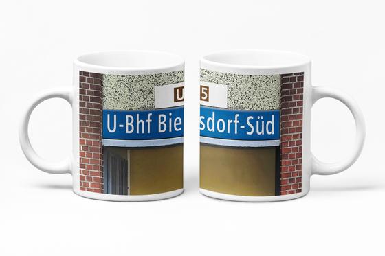 U-Bahn Kaffetasse Bhf Biesdorf Süd, weiße Schrift auf hellblauem Streifen über Tür mit U5 Symbol links und rechts Backstein daneben