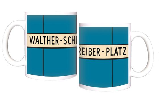 U-Bahn-Tasse Berlin Walther-Schreiber-Platz in der originalgetreuen Stations-Gestaltung bis 2015 - schwarze Schrift auf weißem Streifen vor blauem Hintergrund mit schwarzem Streifen