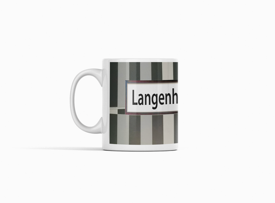 U-Bahn Hamburg - Langenhorn Nord - schwarze Schrift auf weißem Schild auf grau-weiß-schwarzem Fliesenmuster - Tassen links und rechts