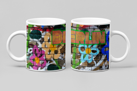 Kaffetasse Flowerpower Streetart Kaffetasse roter Schriftzug  mit grünem Rand auf buntem Hintergrund mit Blumen Flowerpower Streetart Kaffetasse roter Schriftzug  mit grünem Rand auf buntem Hintergrund mit Blumen 