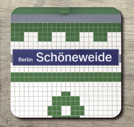S-Bahnhof Schöneweide Berlin - weiße Schrift auf blauem hintergrund auf weißen Kacheln mit grünem Muster