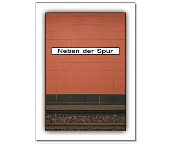 Postkarte - schwarze Schrift auf weißem Schild auf orange-roten Fliesen am unteren Bildrand Gleisbett