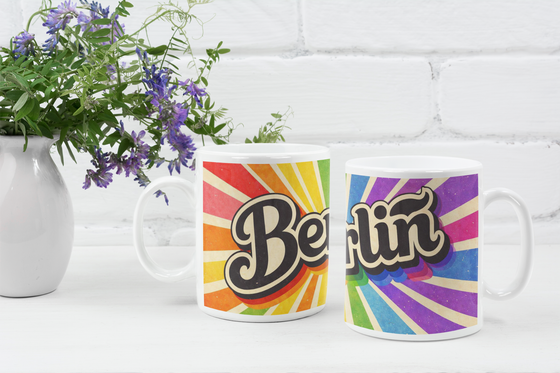 Berlin Schriftzug Regenbogen LGBTQ+ Kaffetasse Regenbogenfarben Hintergund 