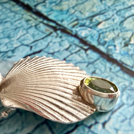 Anhaenger_Muschel_Peridot_silber