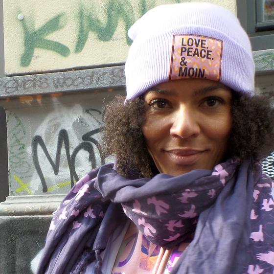 goldmarie Beanie Mütze LOVE PEACE MOIN mit lilac Leo Applikation - flieder