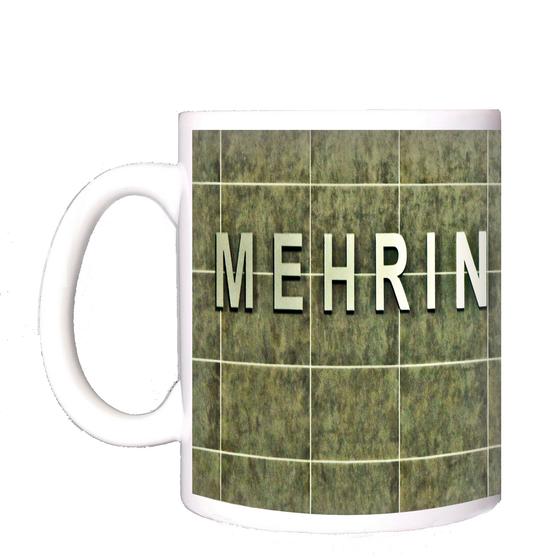 U-Bahnhof Mehringdamm Kaffeetasse - silberne Lettern auf grün-grauer Fliesenwand mit Steinoptik