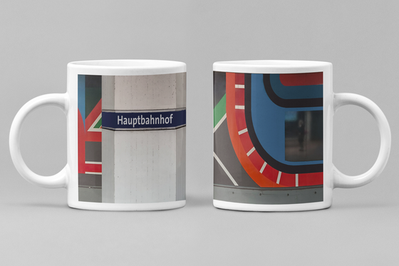 U-Bahnhof Hanover Hauptbahnhof Kaffetasse weiße Schrifft auf blauem Schild über grauer fläche links, rechts Bunte verziehrung in rot, grün und blau
