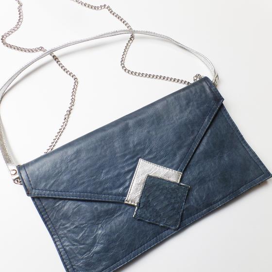 goldmarie Handtasche FLAT BAG Leder Vintage Look dunkelblau-silber 30x18cm
