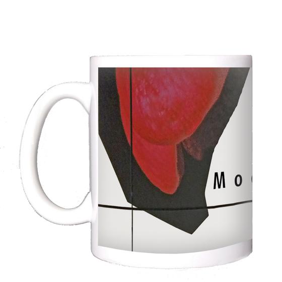 U-Bahn Tasse Moosach - schwarze Schrift auf weißem Hintergrund mit rot-schwarzen, abstrakten Steinformen
