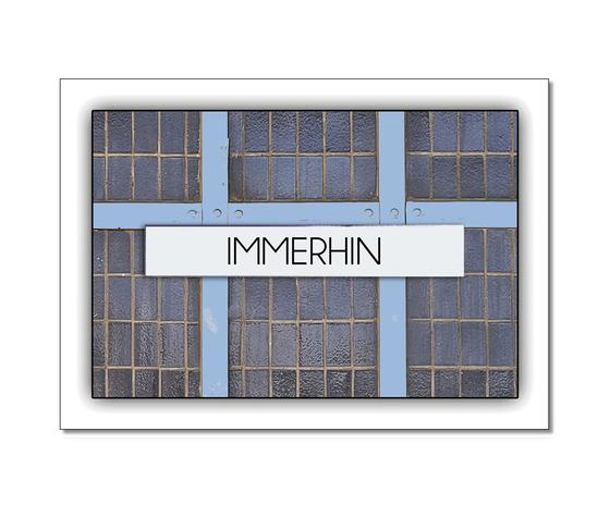 Abildung eines erdachten U-Bahnhof-Namens "Immerhin" - blaue Fliesen mit hellblauen Querverstrebungen in Balkenoptik mit weissem Schild und schwarzer Schrift