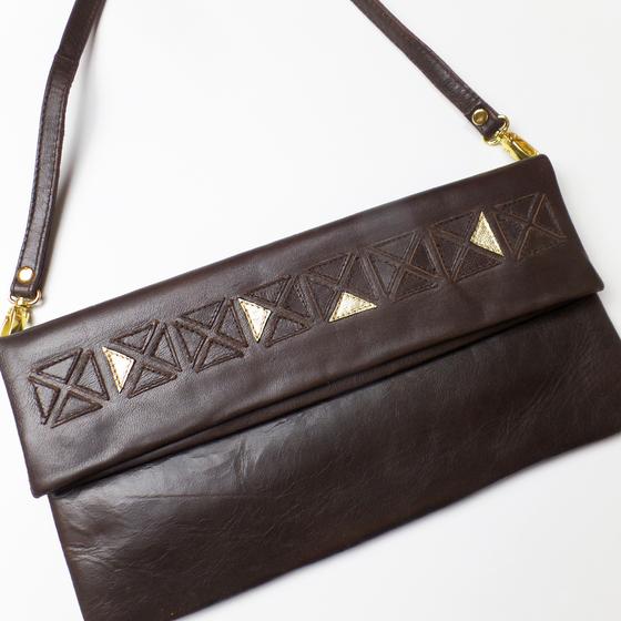 goldmarie Handtasche DREIECK Muster Leder dunkelbraun-gold 29x15cm