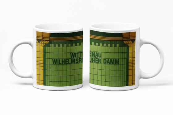 U-Bahn-Tasse Berlin Wittenau Wilhelmsruher Damm der Linie U8 in der originalgetreuen Stations-Gestaltung mit schwarzem Schriftzug auf olivgrünen Fliesen und in senfgelber Rahmung Ansicht Tasse links und rechts