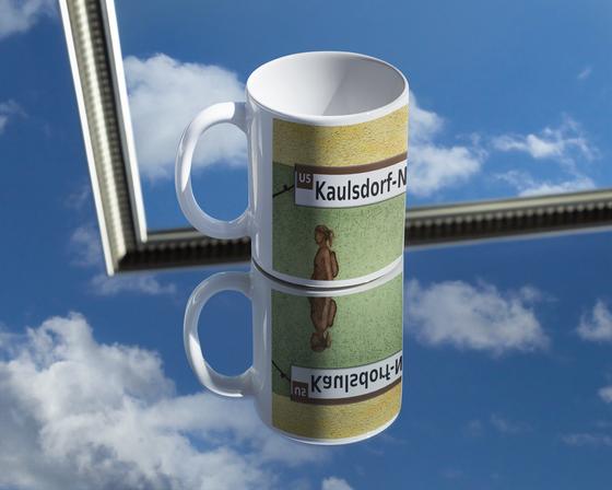 U-Bahnhof Kaulsdorf-Nord Kaffeetasse, schwarze Schrift auf weißem Streifen über gelb grünem Hintergrund mit braunen Siluetten von Menschen