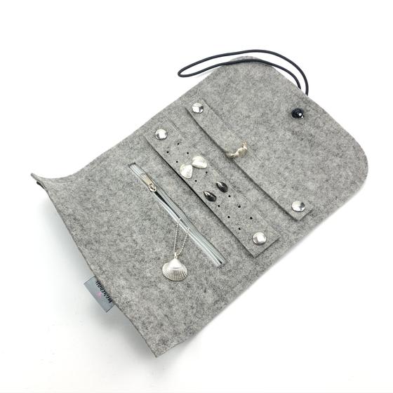 Schmuckrolle aus Wollfilz in Grau und Hellgrau