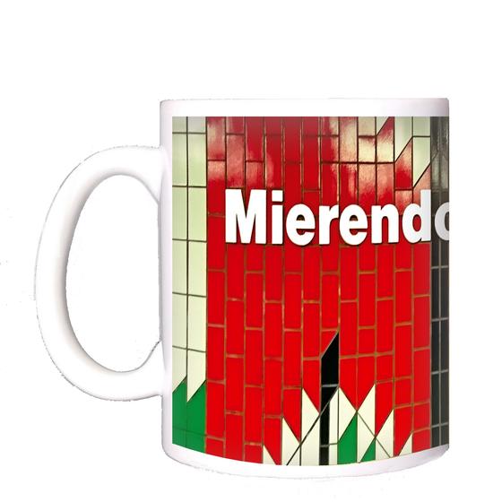 U-Bahnhof Mierendorffplatz Kaffeetasse - weiße Lettern auf roter Fliesenwand mit abstraktem Muster aus weißen, grünen und schwarzen Dreiecken