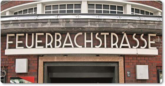 S-Bahnhof Feuerbachstrasse Magnet Berlin - weiße Lettern über Bahnhofseingang mit roter Backsteinwand
