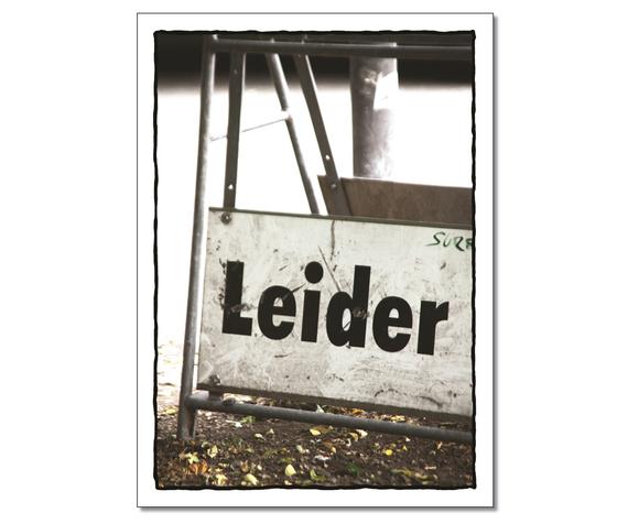 Klassische Postkarte - Foto eins Strassenschildes mit dem Wort: Leider. 