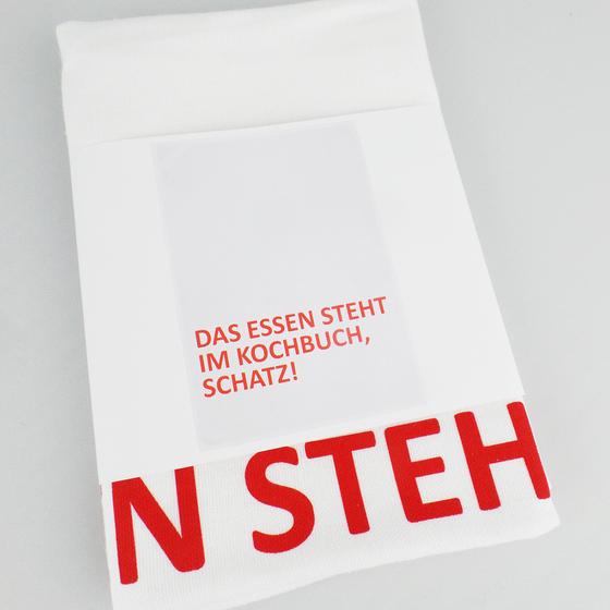 17;30 made in Hamburg Geschirrtuch DAS ESSEN STEHT IM KOCHBUCH, SCHATZ! weiß-rot
