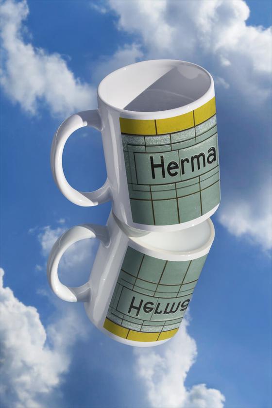 Klassischer Kaffeebecher mit original Schriftzug und Kacheln des U-Bahnhof Hermannplatz in Berlin Neukoelln - schwarze Schift  petrol-grauen Kacheln