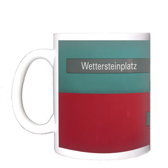 U-Bahnhof Wettersteinplatz Kaffeetasse - zwei graue Schild mit weißer Schrift,jeweils auf rotem und türkisem Untergrund