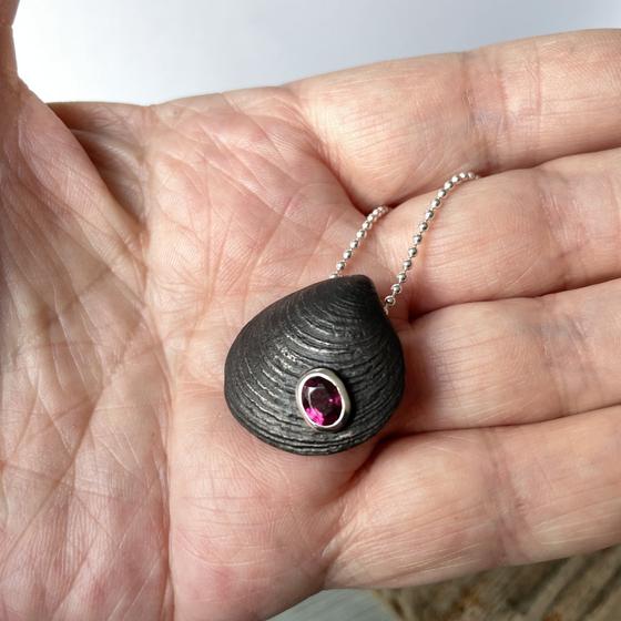 anhaenger_astarte_granat_violett