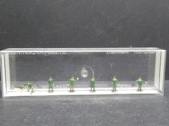 Merten 2246 Polizisten grüne Uniform Ordenungspolizisten mit Hund Spur N OVP