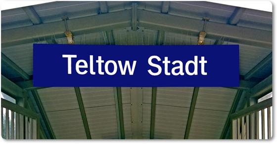 S-Bahnhof Teltow Stadt Kühlschrankmagnet weisse Schrift auf blauem Hintergrund über grün blauen Fliesen