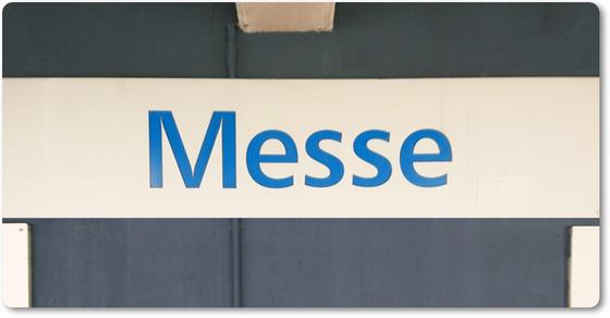 U-Bahn-Magnet Nuernberg Bauernfeinstrasse der Linie U1 in der originalgetreuen Stations-Gestaltung - hellblaue Schrift auf weißem Streifen auf dunkelblauem Betonhintergrund mit Dachbalken