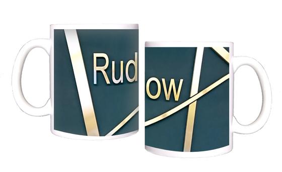 U-Bahnhof Rudow Kaffeetasse - silber-goldene Lettern auf dunkelblauem Hintergrund mit silber-goldenen Streben