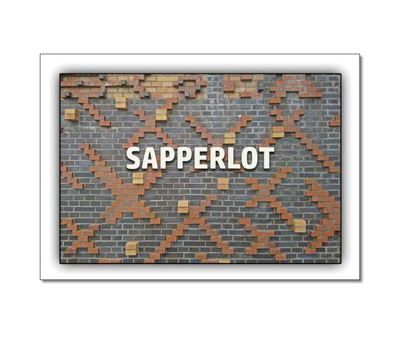 Postkarte "Sapperlot" - grau-brauner Fliesenhintergrund, in weiser Schrift "Sapperlot"