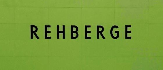 U-Bahnhof Rehberge Kaffeetasse - schwarze Schrift auf grüner Fliesenwand