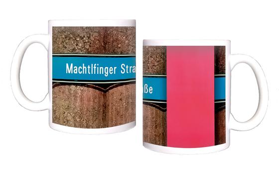 U-Bahnhof Machtlfinger Strasse Kaffeetasse - weiße Schrift auf blauem Schild, vor Betonsäulen-Wand mit pinkem Streifen