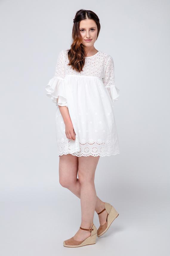 Kleid mit Lochstickerei und Rüschen