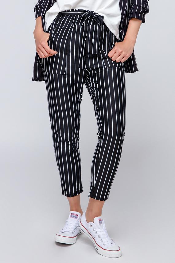 Karottenhose mit Nadelstreifen und Bindegürtel