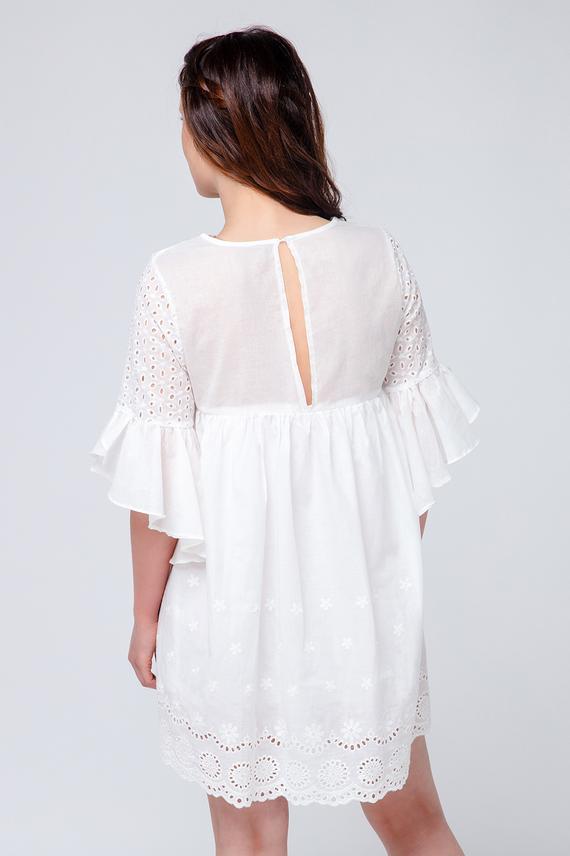 Kleid mit Lochstickerei und Rüschen