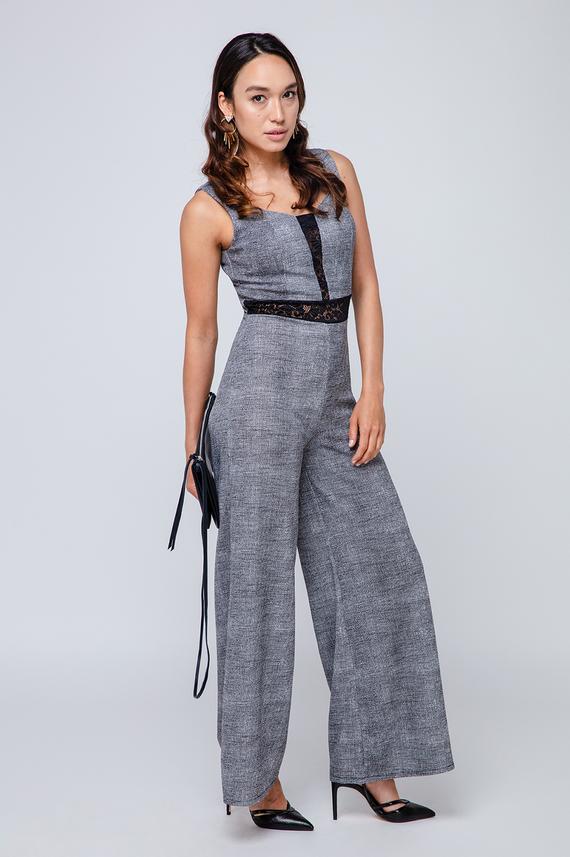 Jumpsuit mit Spitze und weitem Bein