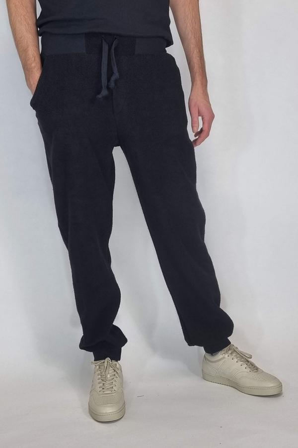 Faire Jogginghose Plüsch schwarz von LUMEN ORGANIC vegan und regional produziert