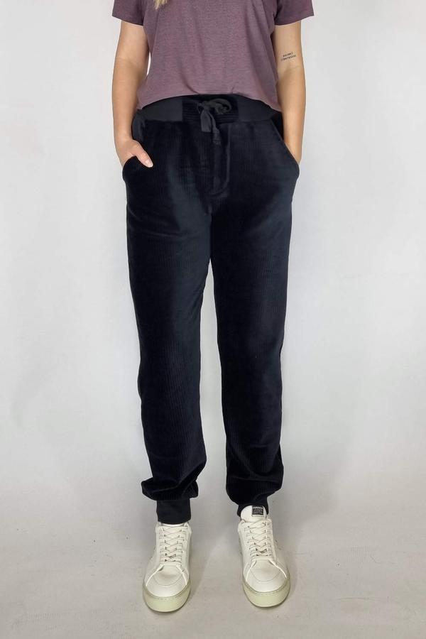 Faire Jogginghose mit gerader Passform aus weichem, schwarzem Nickicord von LUMEN ORGANIC