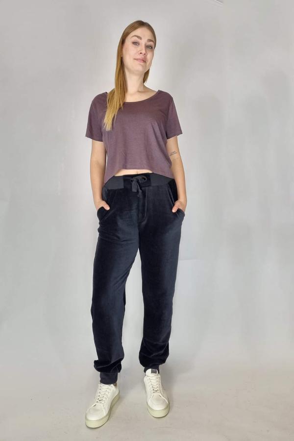 Faire Jogginghose mit gerader Passform aus weichem, schwarzem Nickicord von LUMEN ORGANIC